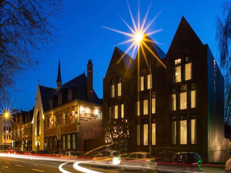 ホテル エルミタージュ ガントワ オートグラフ コレクション リール エクステリア 写真 The Old Schools' Quadrangle at night